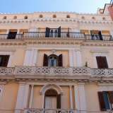Si tratta di un edificio residenziale vistoso e raffinato di colore rosa antico che si affaccia su via Napoli al civico 236. �Lo chiamiamo il castello � ci dice la 70enne Adriana che abita in questo stabile da cinquant�anni -. Questo palazzo � molto antico, risale probabilmente alla fine dell�800�